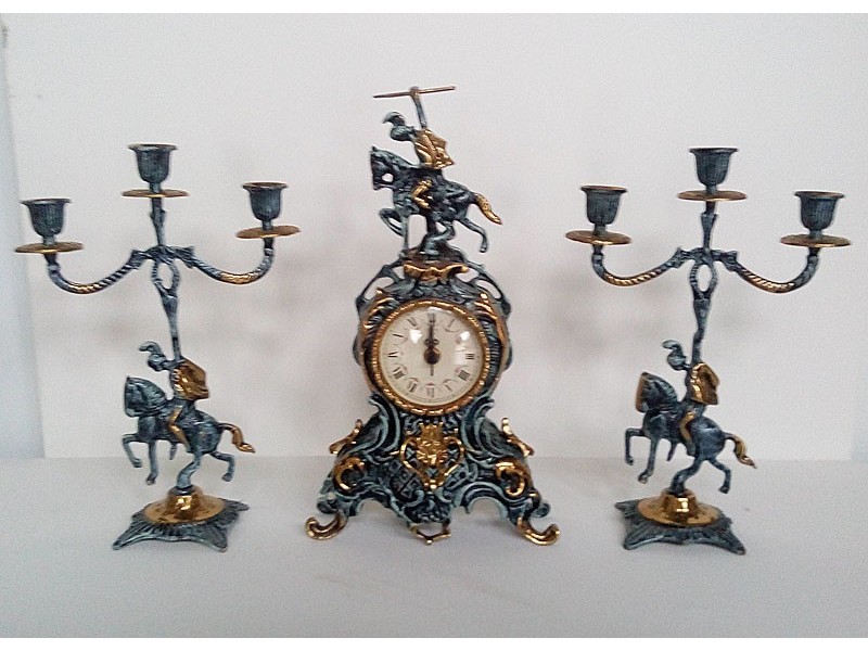 Conjunto de reloj y candelabros
